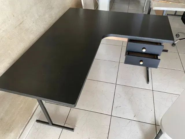 produto novo - mesa escrivaninha em L preta com pernas de ferro e gaveta