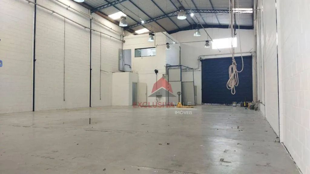 Galpão comercial aluga área construída 450 metros quadrados, pé direito 7 metros, piso usi