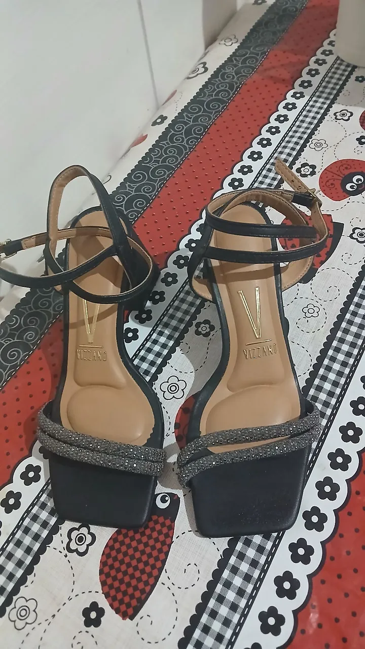 Sandália Vizzano Preta com Detalhe em Strass