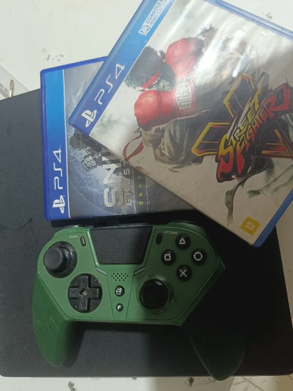 PS 4 slim, com controle gamer especial e analógico ajustável+ 2 jogos. Cel: *