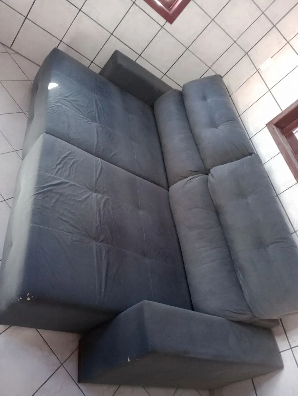 Sofá cama cinza espaçoso