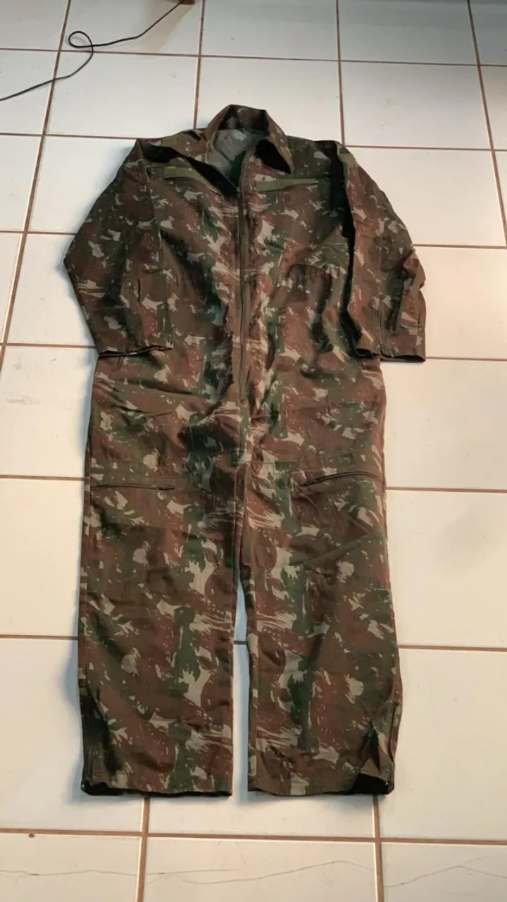 macacão camuflado seminovo