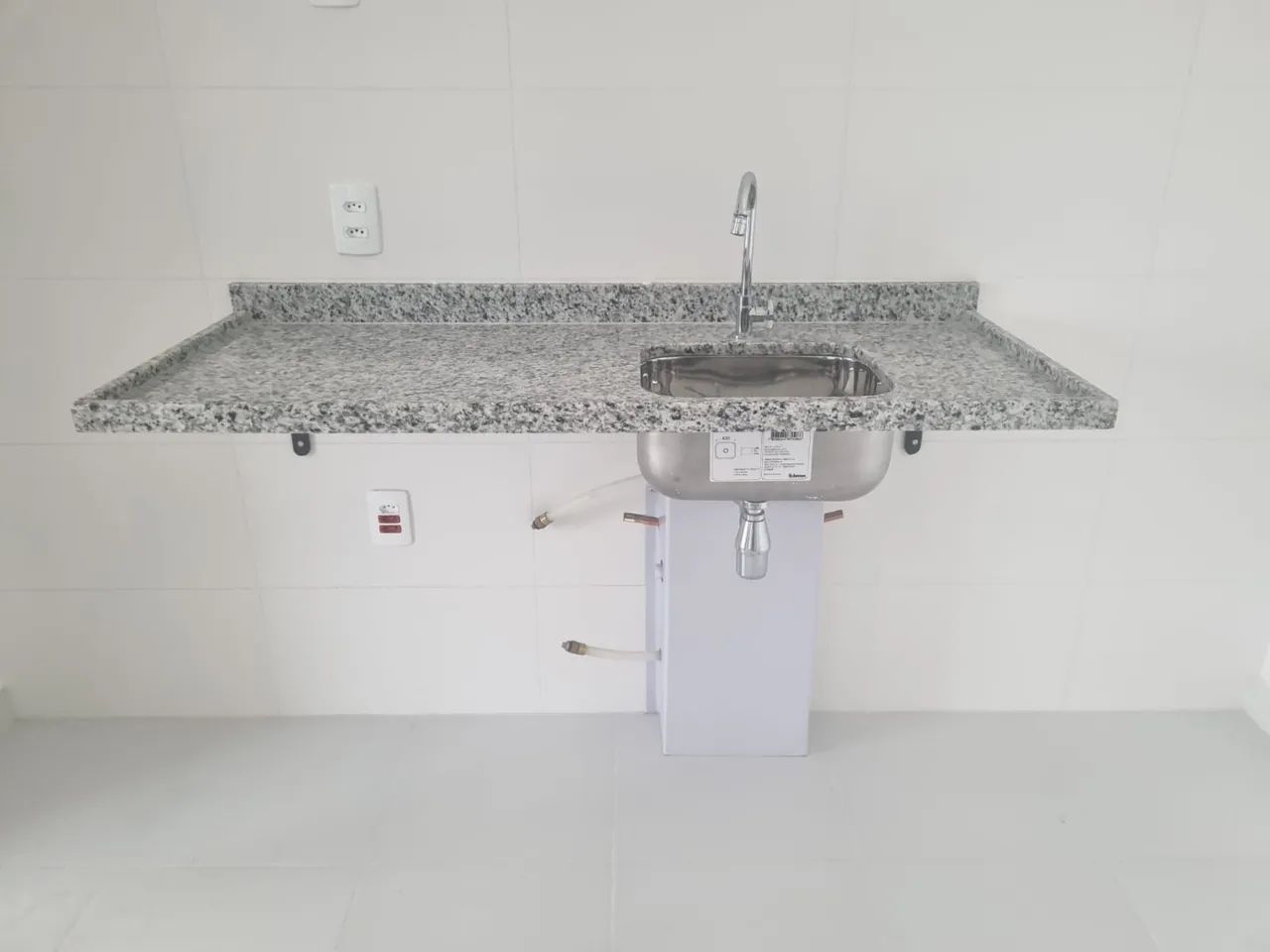 Pia e bancada em granito + cuba inox + torneira  - Foto 4
