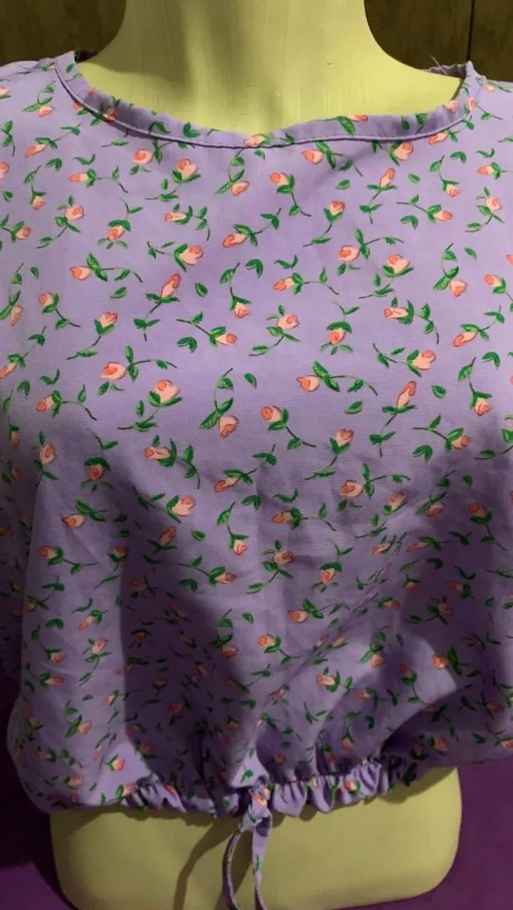 Blusa cropped floral M - Foto 2