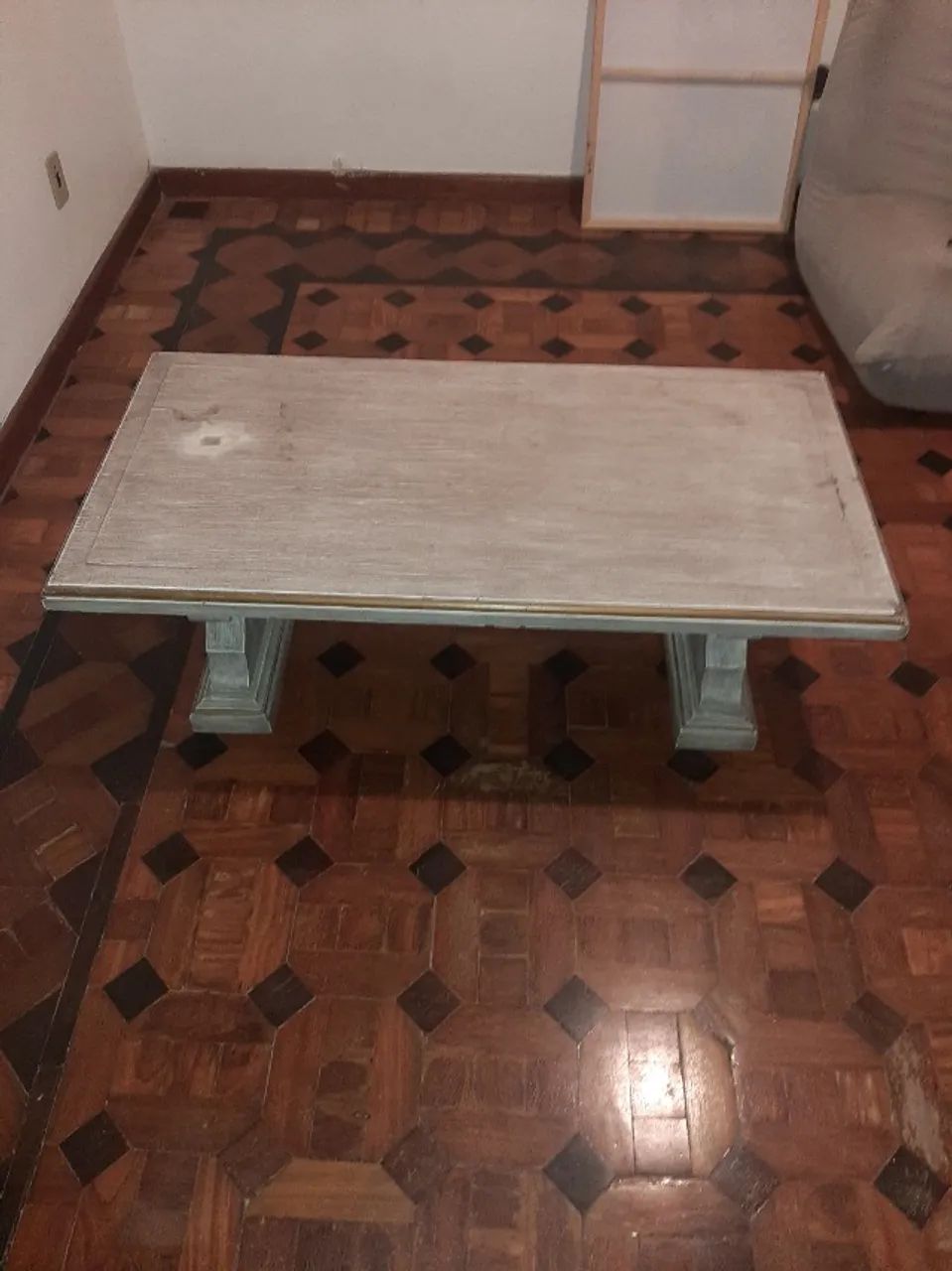 Móvel - Mesa de Centro - Antiga em madeira maciça no estado.