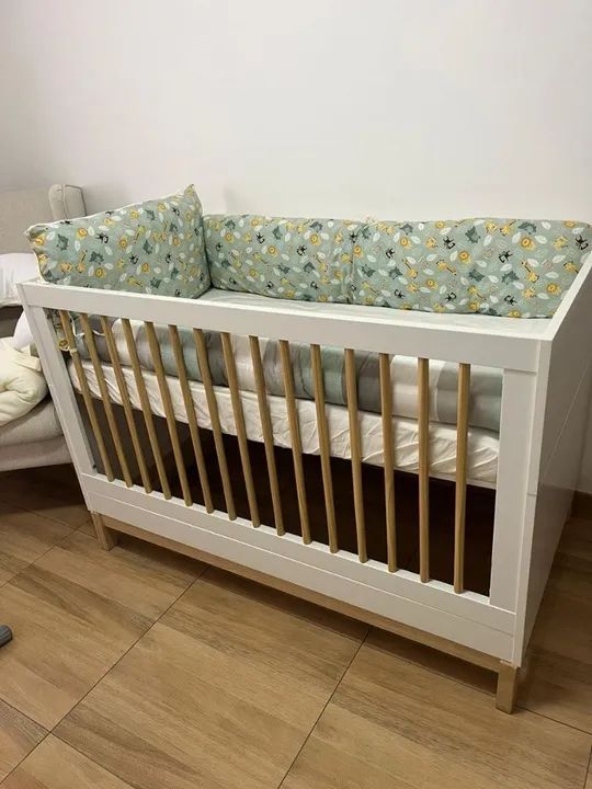 Berço Infantil Branco com Detalhes em Madeira - Foto 5