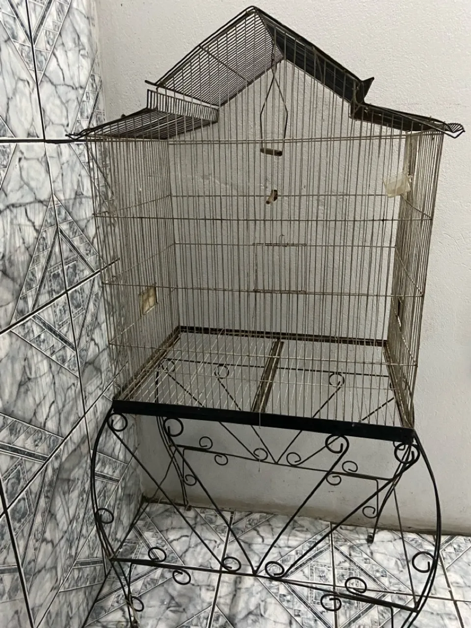 Viveiro/gaiola para pássaros com suporte