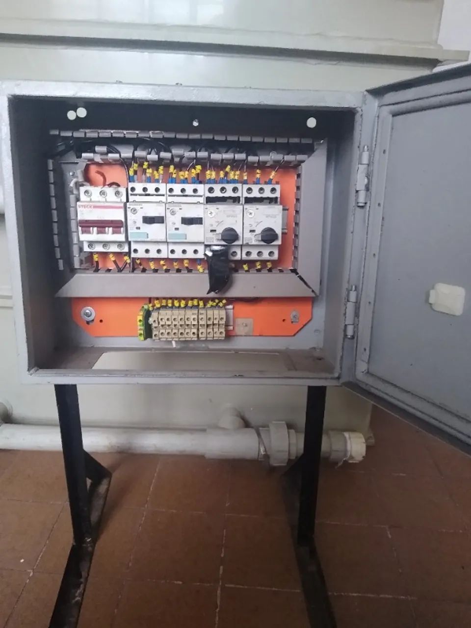 Caixa quadro de comandos elétricos painel com alguns componentes