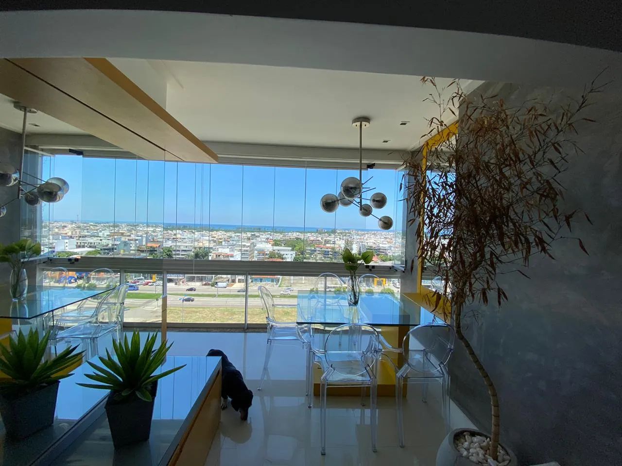 Espetacular cobertura de três quartos, sendo duas suítes, toda reformada, decorada, fino a