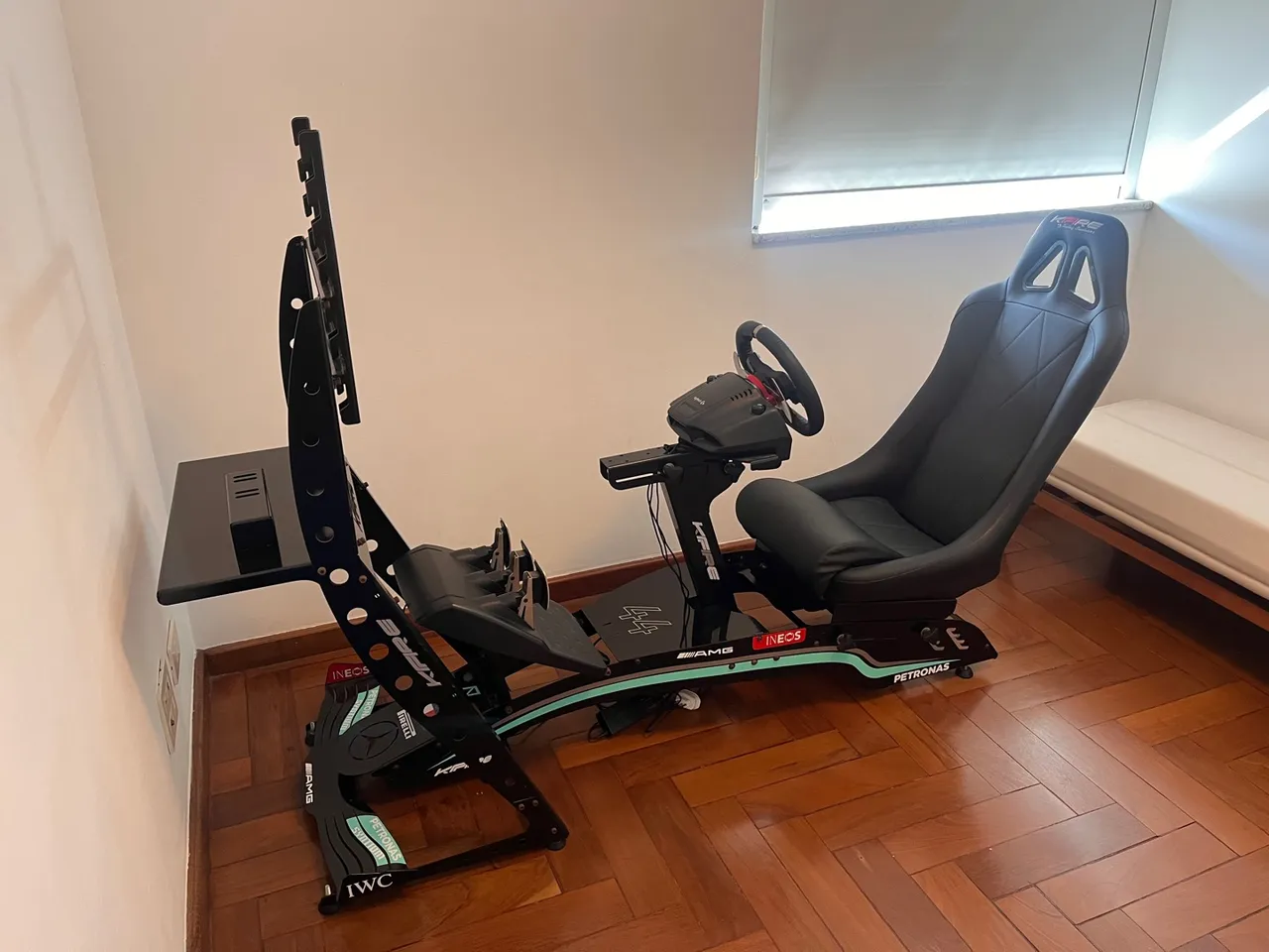 Simulador/ Cockpit Fórmula 1 + volante e pedais + suporte para TV/Monitor