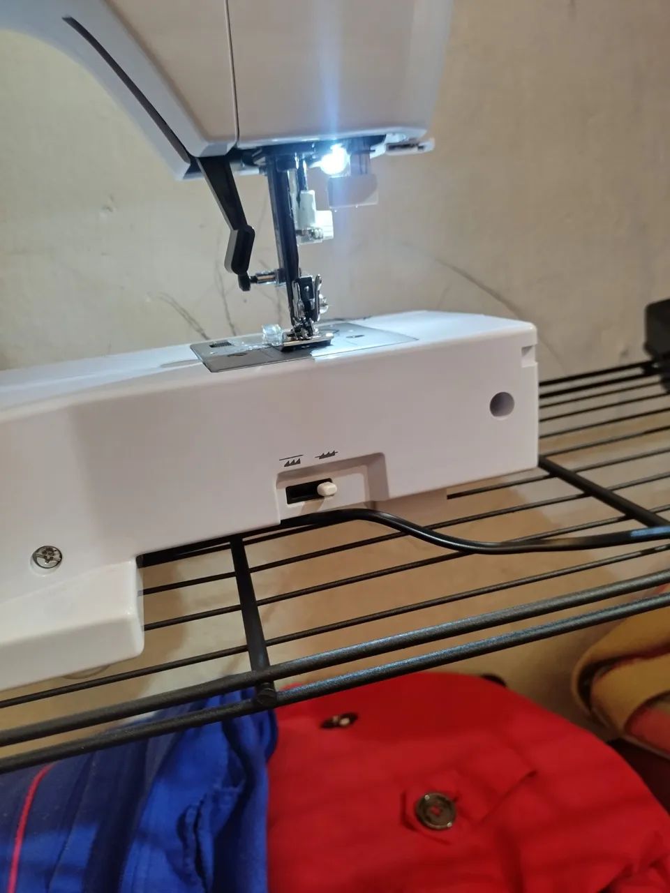 Máquina de Costura Elgin - Semi-nova novíssima  - Foto 3