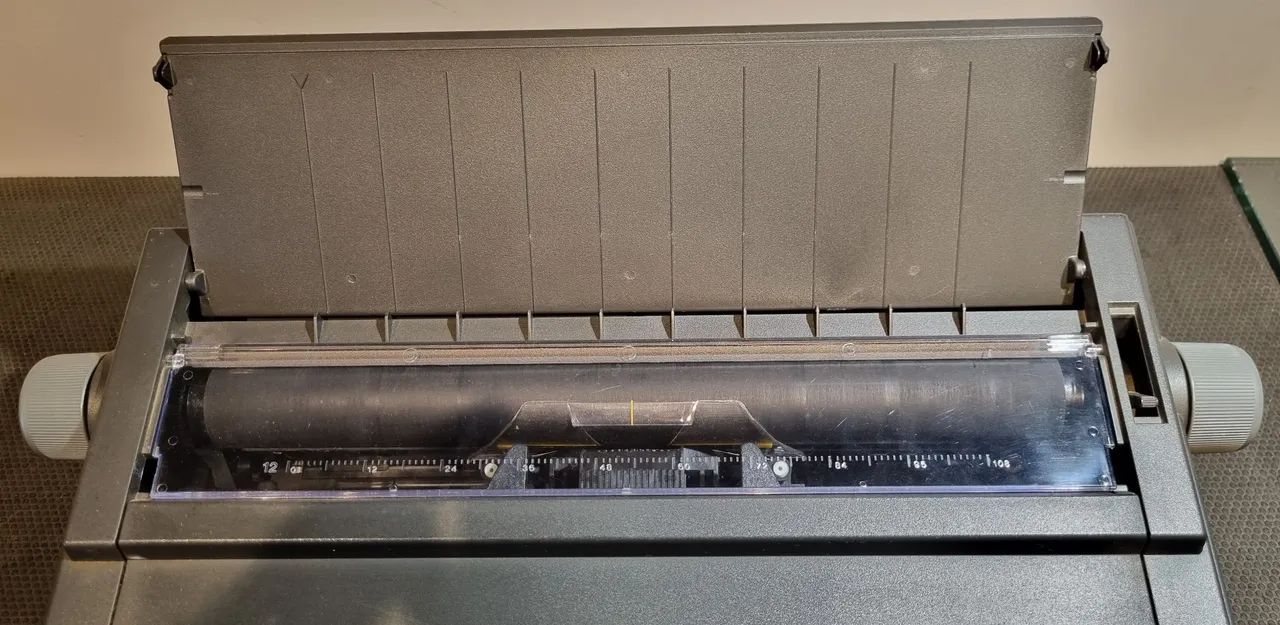 Maquina de escrever Olivetti Praxis 201-II. - Foto 3