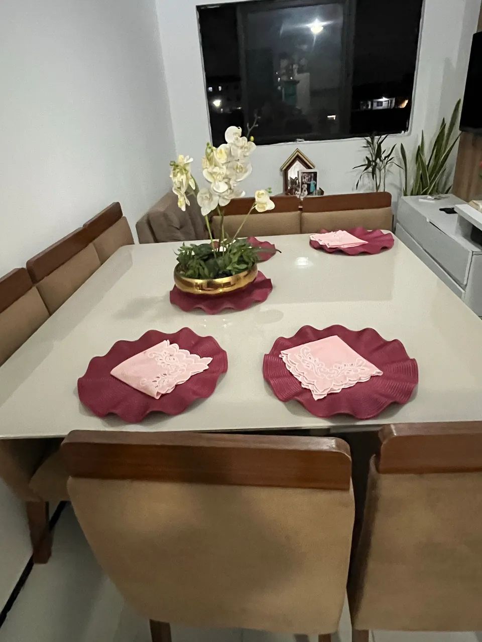 Vende se uma mesa de 08 cadeiras, medindo 130X130 né conservada.  - Foto 3