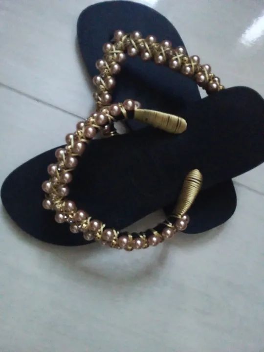 Chinelos Bordados Preto e dourado - Foto 3