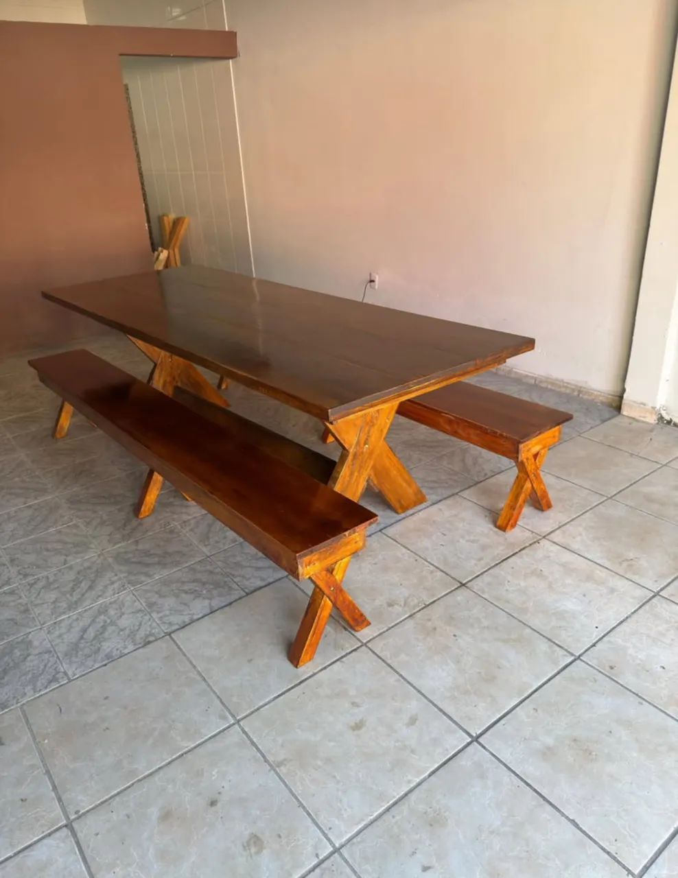 Mesa rústica de madeira maciça com bancos 64315286012801122