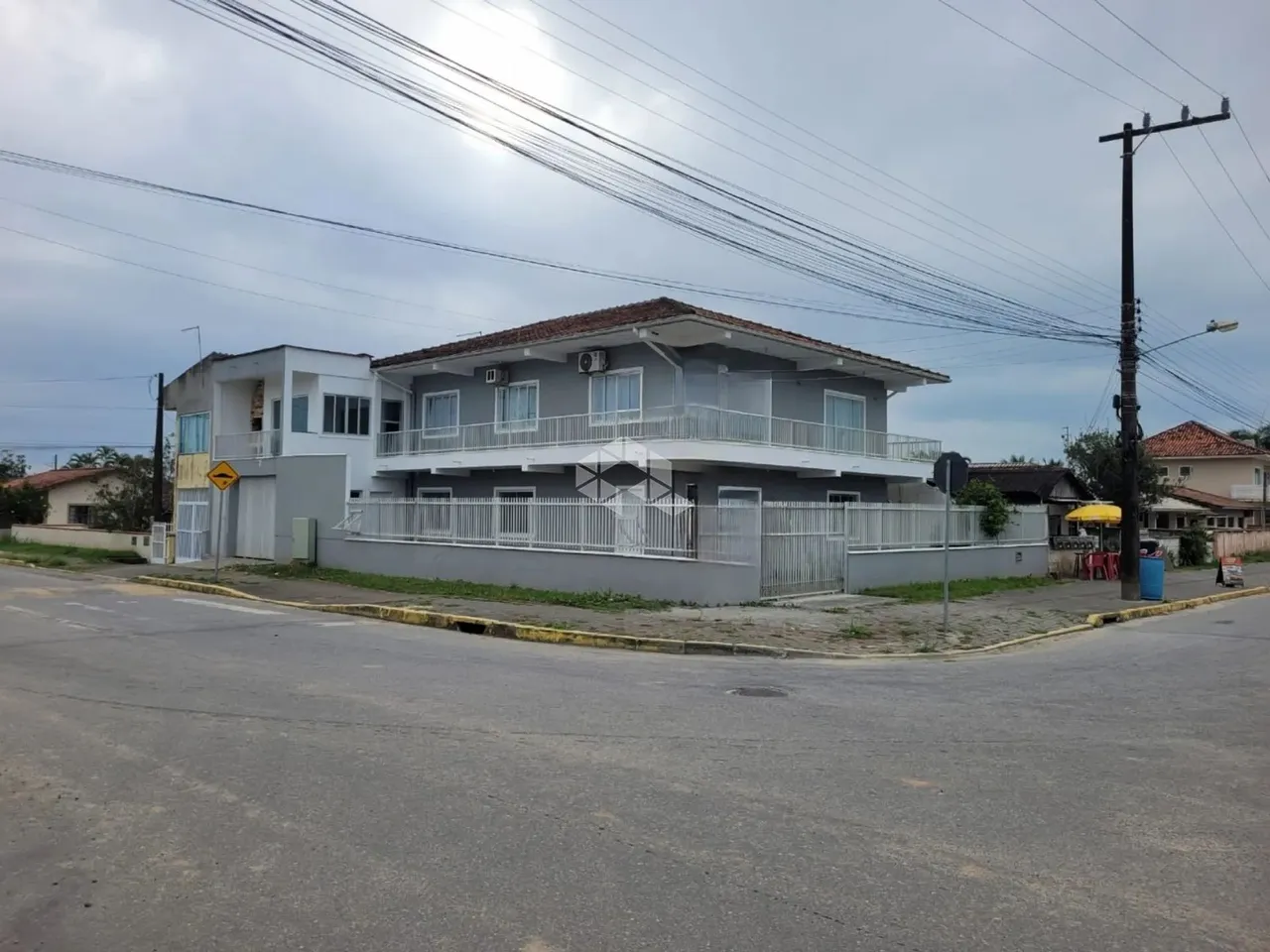 Vende-se Sobrado na Praia Grande - Ideal para Moradia ou Investimento!