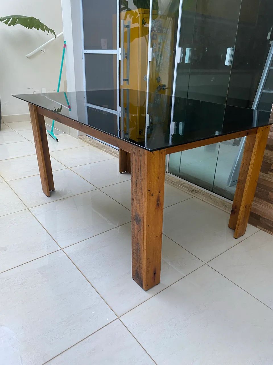 Vendo mesa pés de madeira e tampo de vidro  - Foto 4