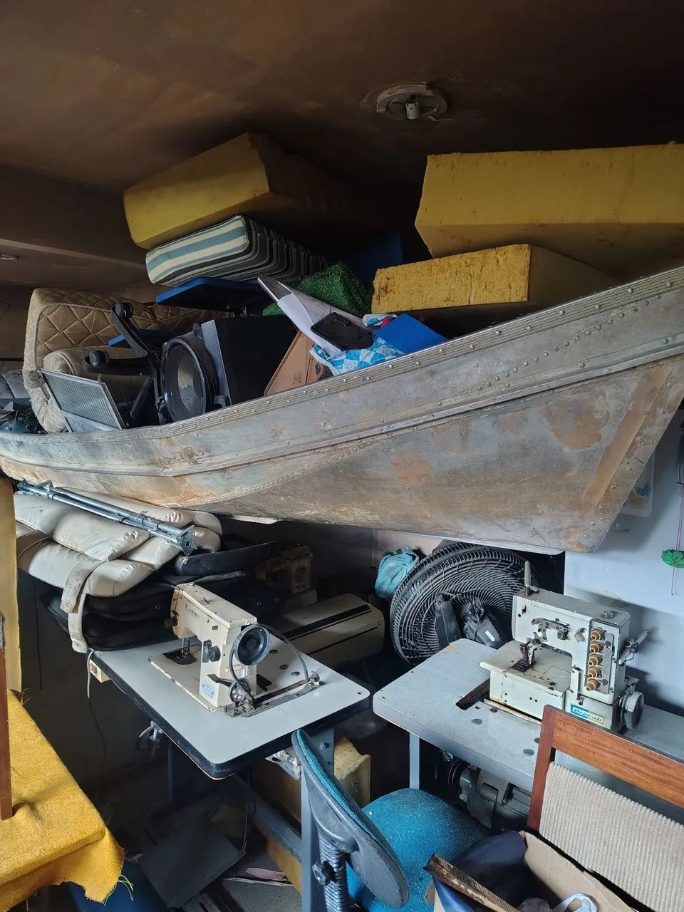 Vendo motor rabeta 10hp Yamaha e canoa 6 metros de alumínio faltando reparos. - Foto 9