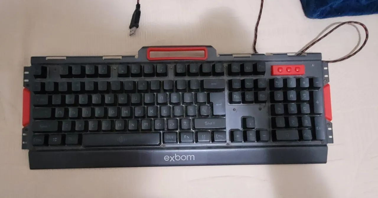 Teclado com luz RGB e cabo reforçado 