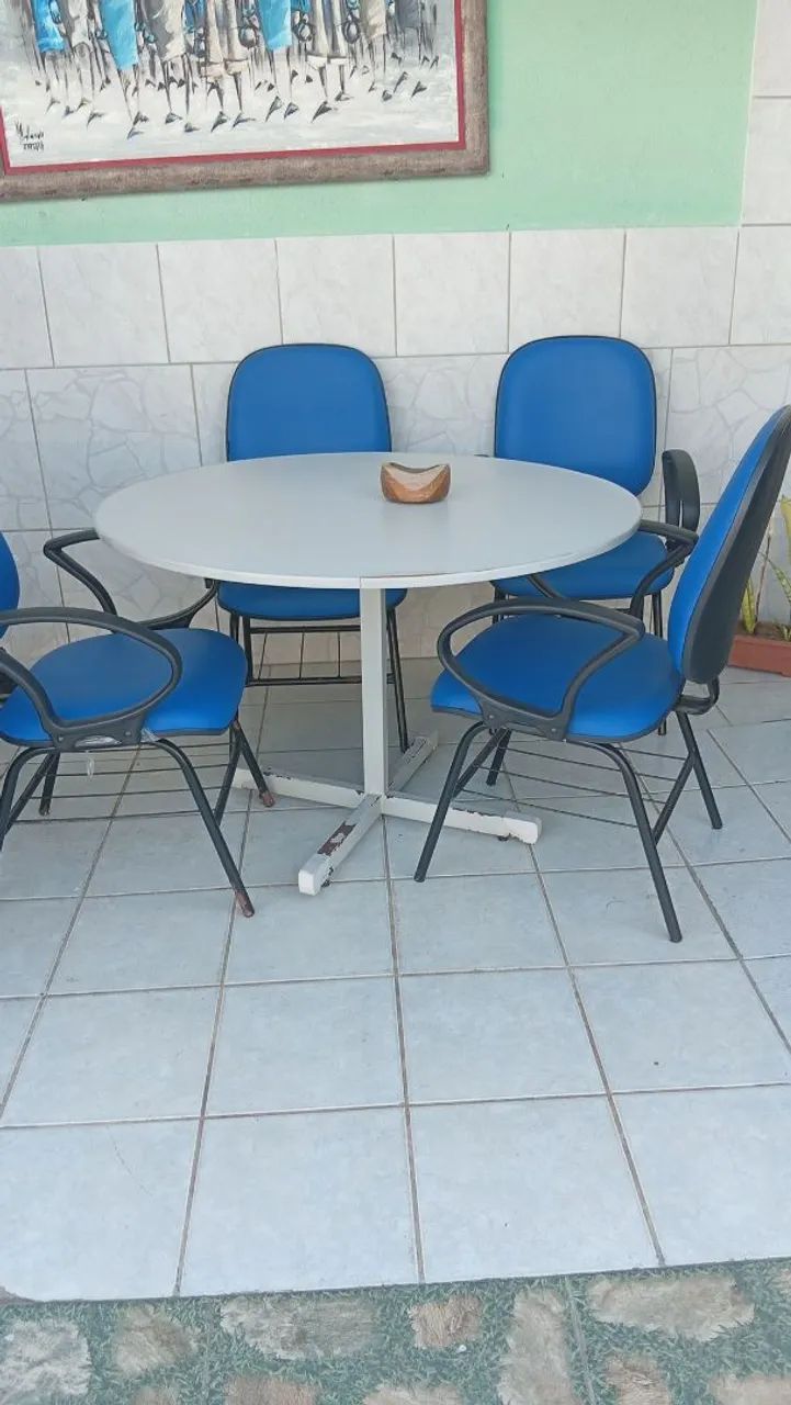 Vendo mesa com cadeiras 