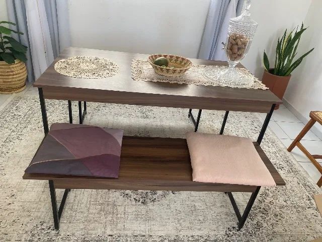 Uma mesa com dois bancos por 300,00