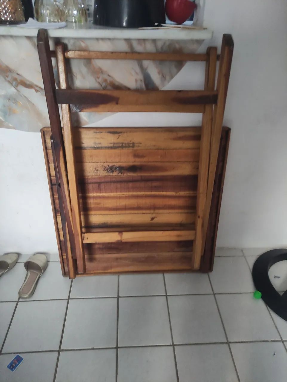 Vendo mesa e 4 cadeiras de madeira.  - Foto 2