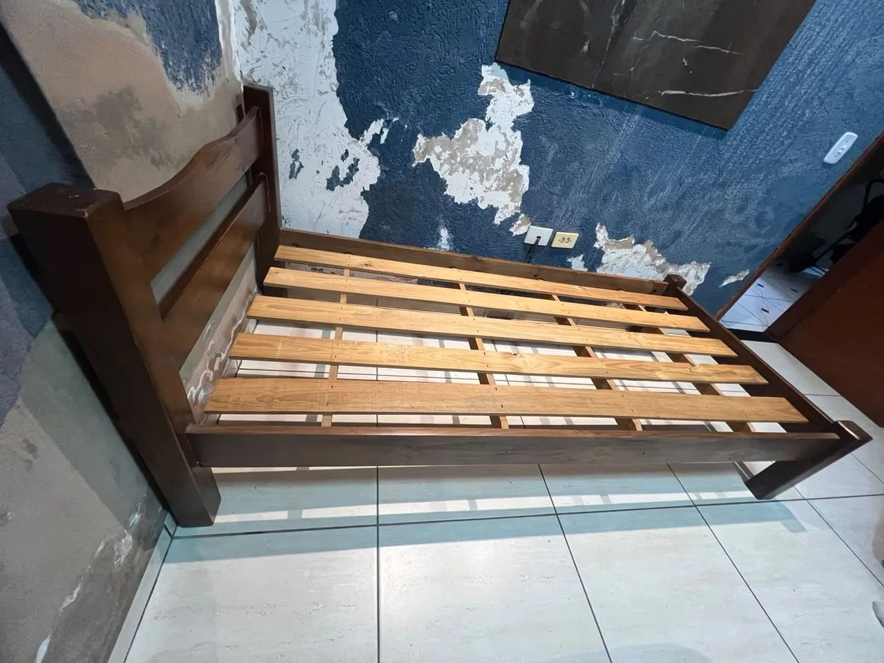Vendo cama de madeira rústica de solteiro + colchão  - Foto 2