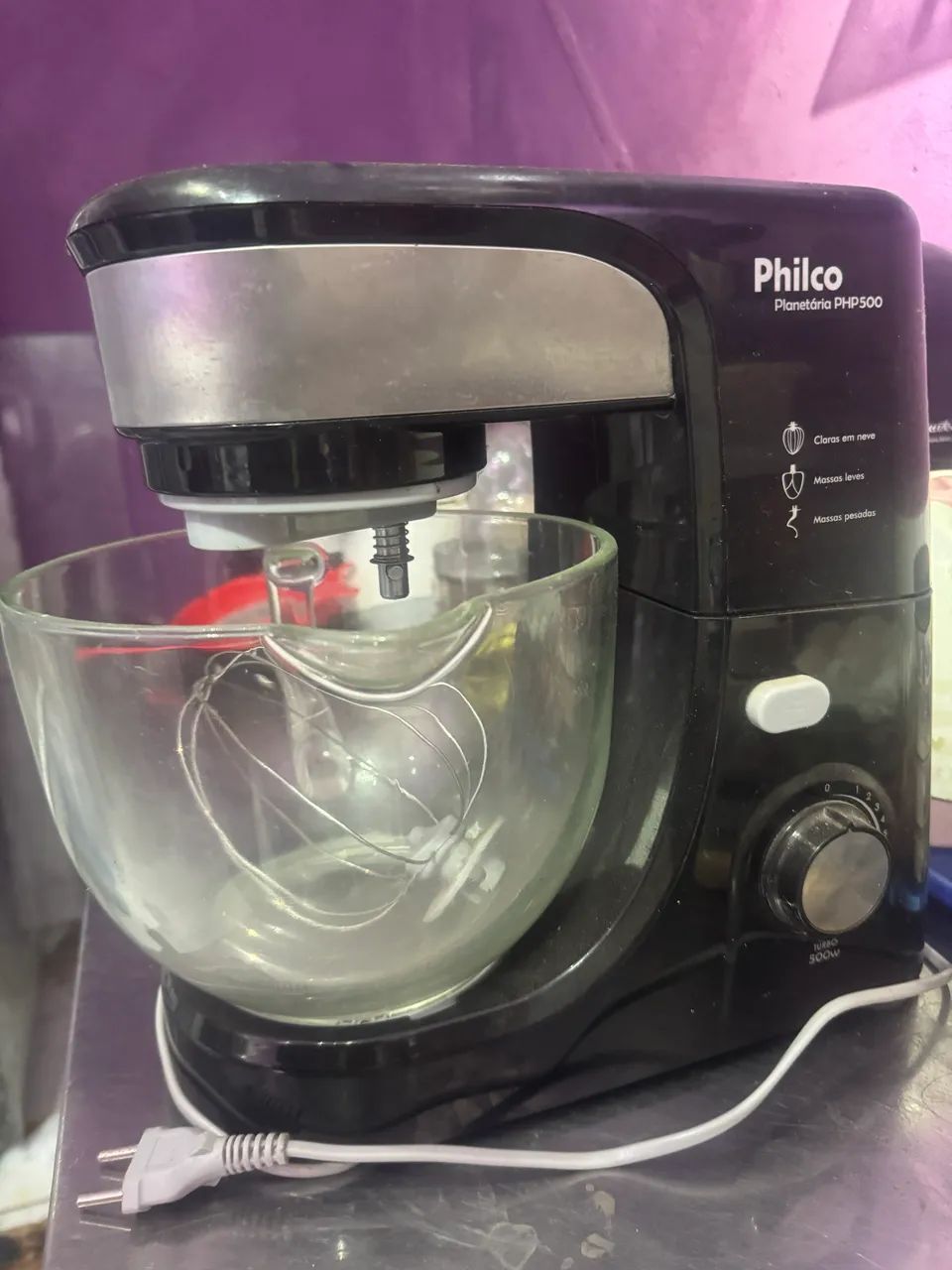 Batedeira planetária Philco PHP500 a tigela é de plástico 