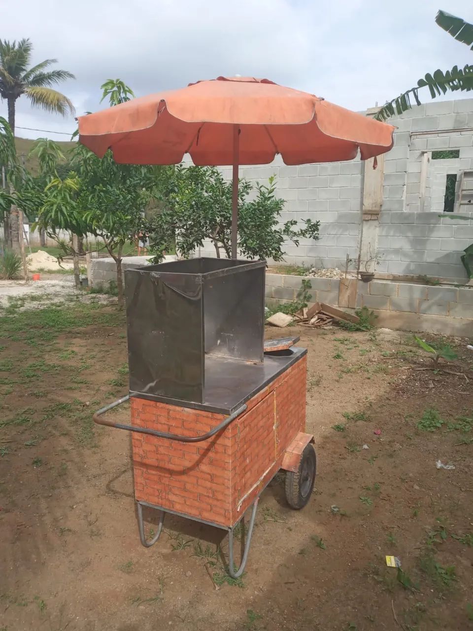 Carroça de churrasquinho de rua 