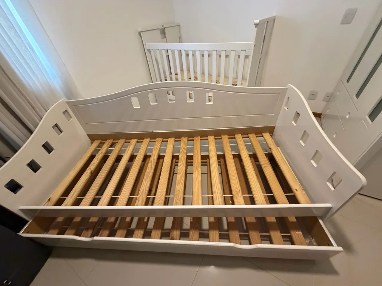 4 móveis Quarto de Bebê Branco - Berço + Bicama + Guarda-Roupa + Cômoda em MDF