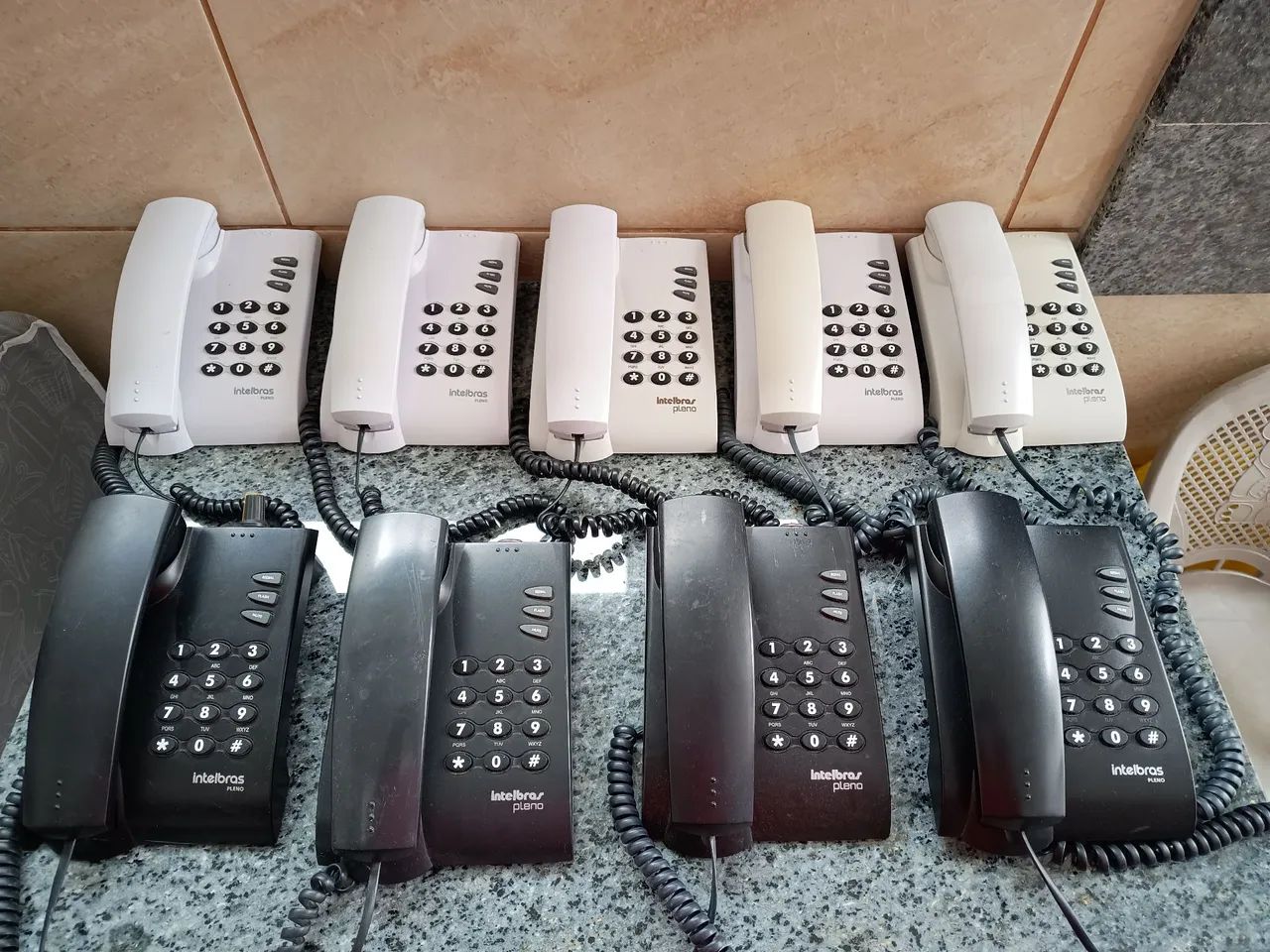Vendo lote com 16 telefones funcionando, tem modelos diferentes, 13 completos 3 sem cabos.