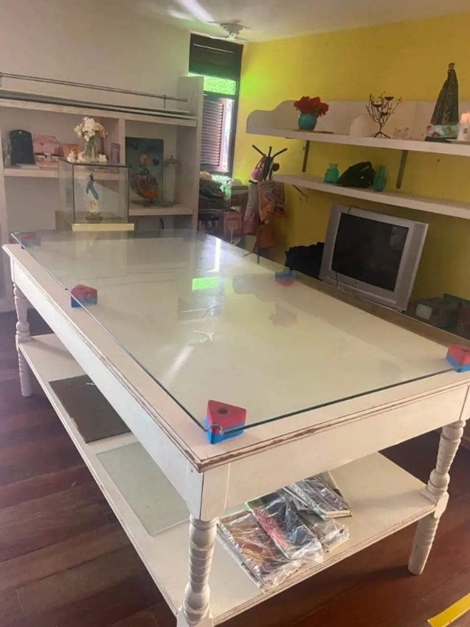 Cama box king com box duplo; Cadeiras de madeira e mesa de centro de madeira - Foto 5