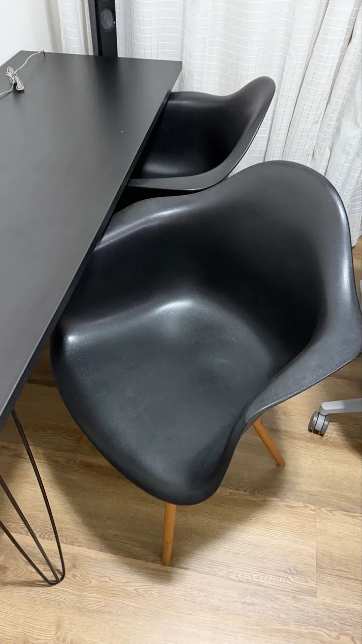 Mesa / escrivaninha com 2 cadeira eames com apoio de braço - Foto 2