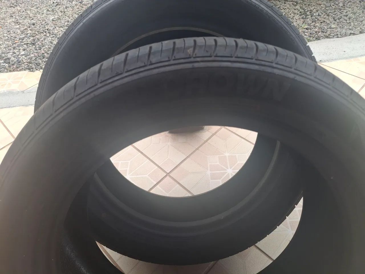 Vende-se para de pneus 