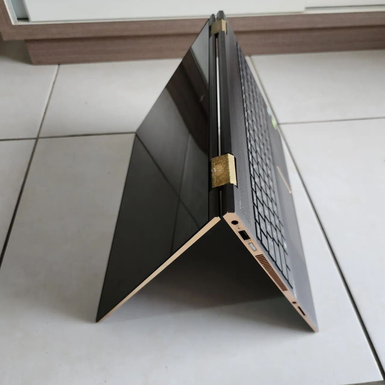 Notebook HP Spectre x360 15 - 4K Touch /Core i7 / 16GB RAM - p conserto ou retirar peças - Foto 2