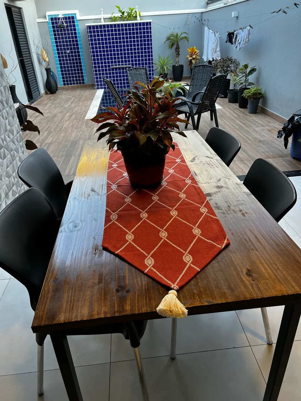 Mesa de madeira com quatro cadeiras  - Foto 4