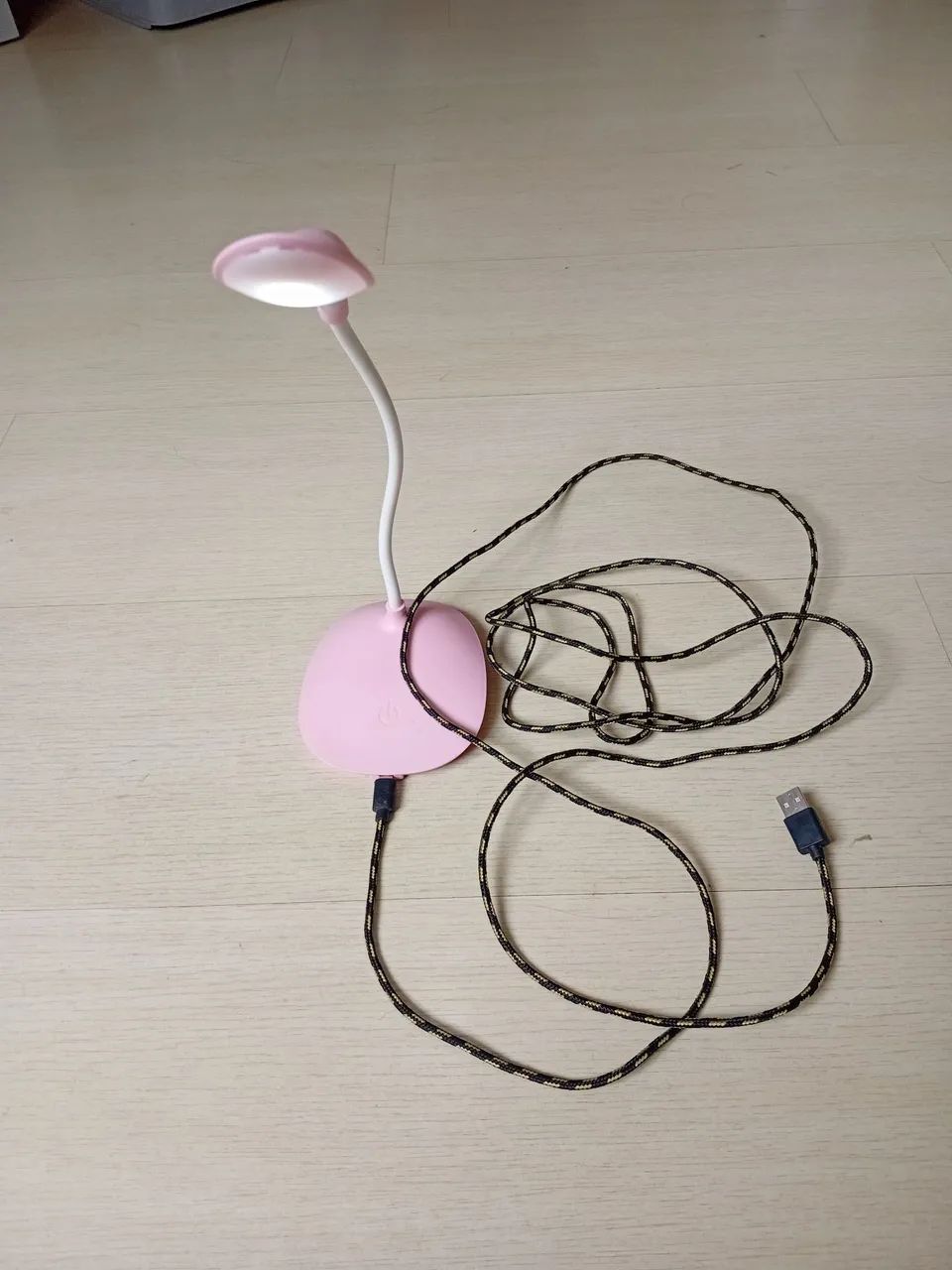 Luminária de led de mesa recarregável por usb