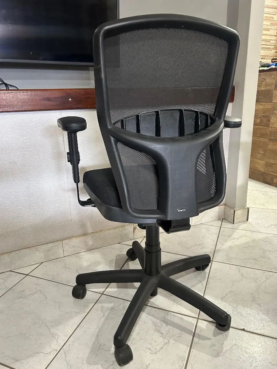Cadeira de escritório com encosto e tela mesh, assento acolchoado e braços com regulagem  - Foto 5