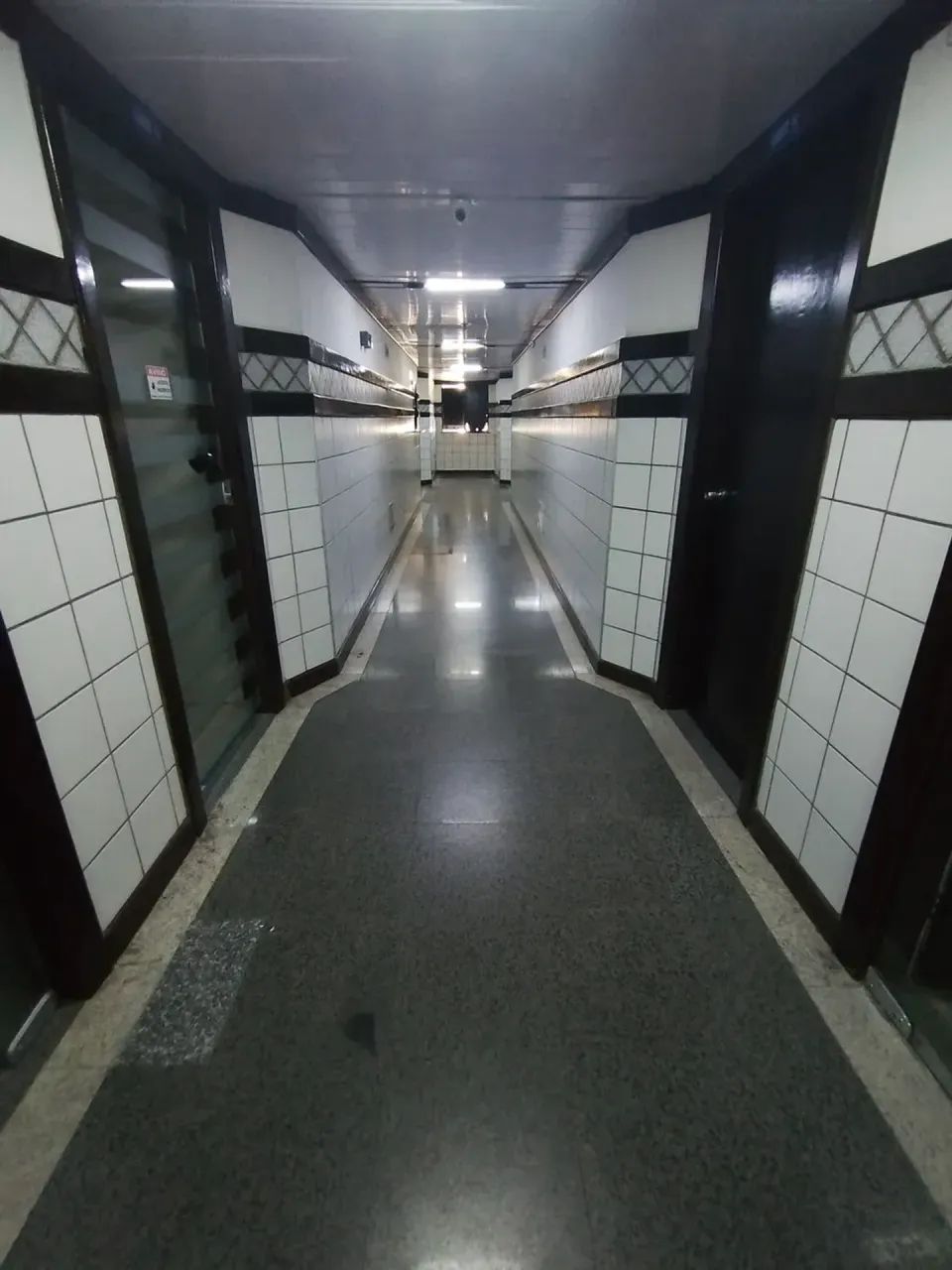 Sala comercial com 40m² no Ed. Empresarial Costa Azul, Stiep - Foto 3