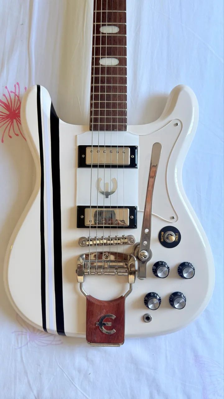 Guitarra epiphone com semi case 