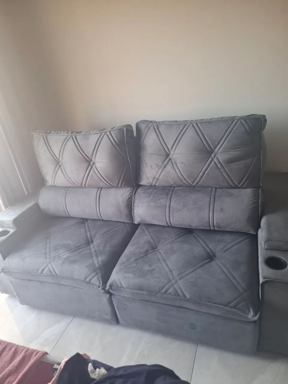 sofa retratil  com porta copo embutido  é novo e é de suede - Foto 2