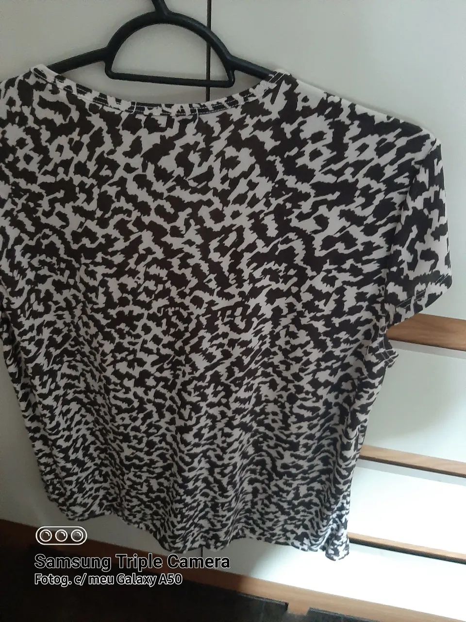 Blusa creme e preta de seda nova - Foto 2