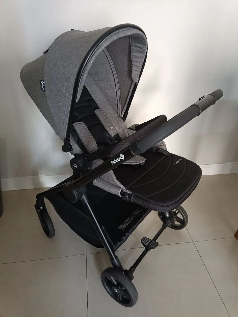 Carrinho de bebê Safety 1st modelo Magnific 
