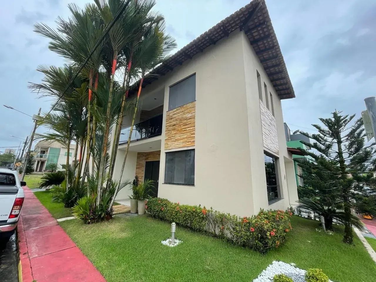 Casa espaçosa em condomínio fechado