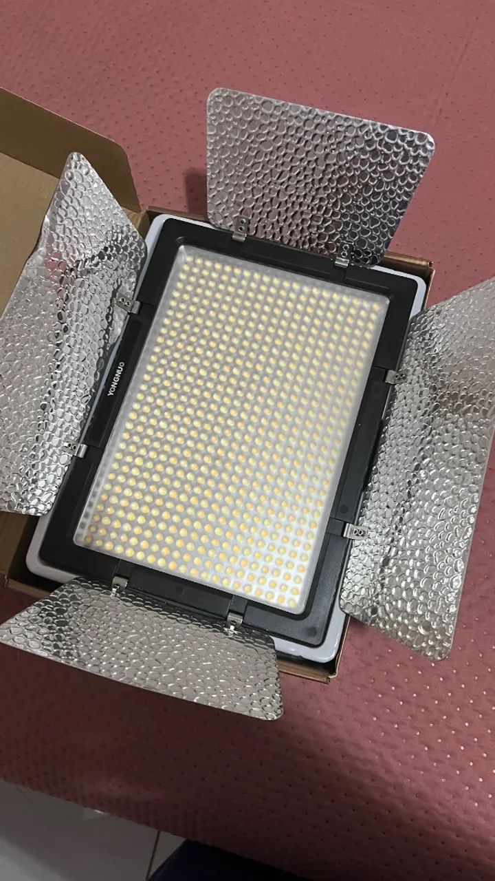 Iluminador Led Yongnuo Yn 600 L II Com Fonte + Tripé 2m