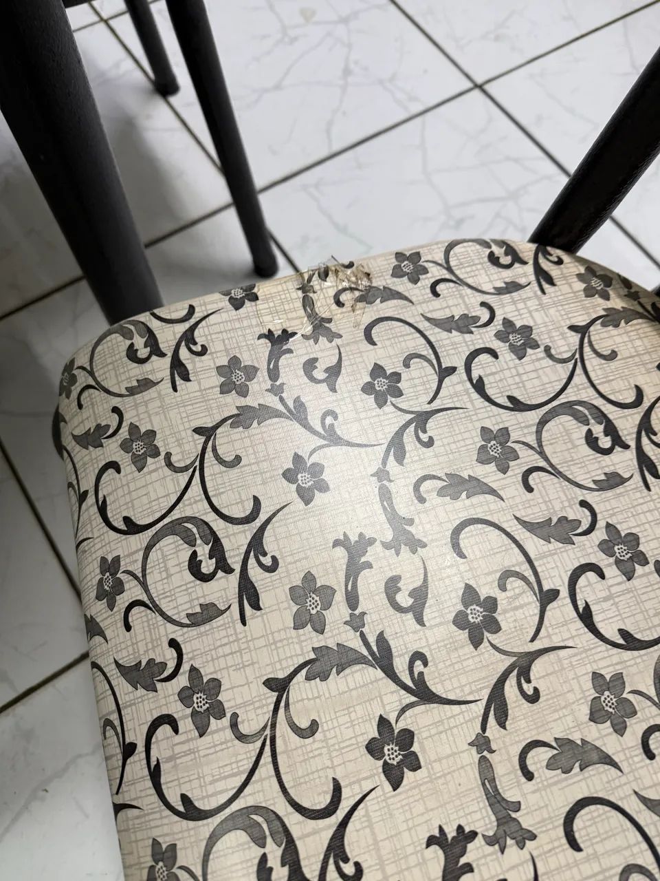 Mesa com tampo de mármore hexagonal 6 cadeiras  - Foto 4