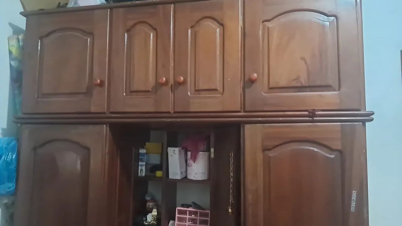 Guarda roupa  de  madeira