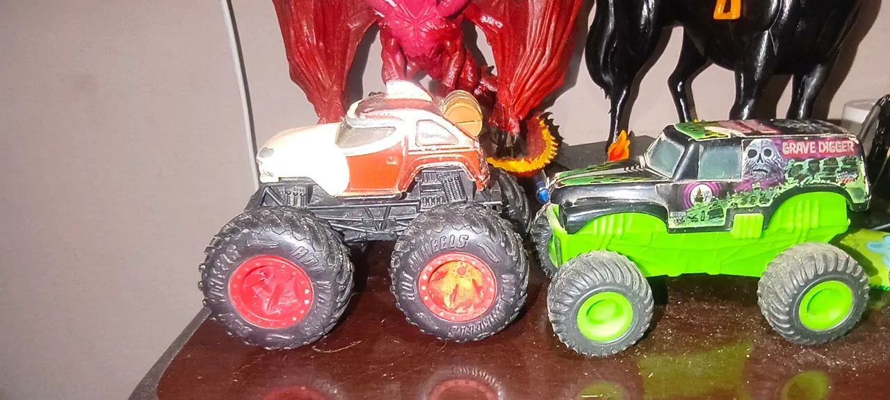 Carros monstros da hot Wheels