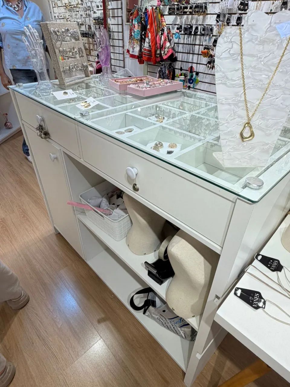 Balcão Expositor em Marcenaria Branca com Vidro - Ideal para Loja - Foto 2
