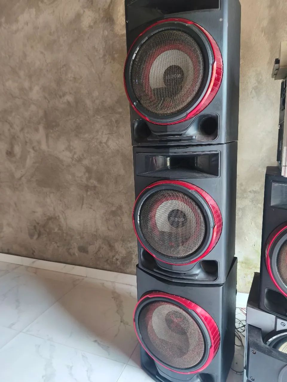 Caixas da LG x boom e uma da sony